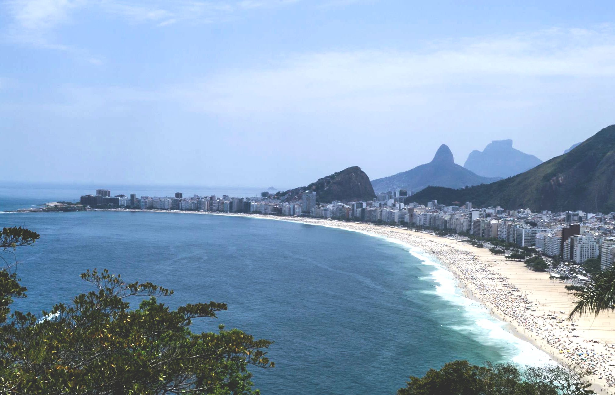 Imagem da raia de Copacabana vista do Forte Duque de Caxias, Leme. Em 27/05/2015 por José Carlos B Fialho. Disponível em https://commons.wikimedia.org/wiki/File:Praia_de_Copacabana,_Leme,_Posto_Seis_e_Forte_de_Copacabana.jpg