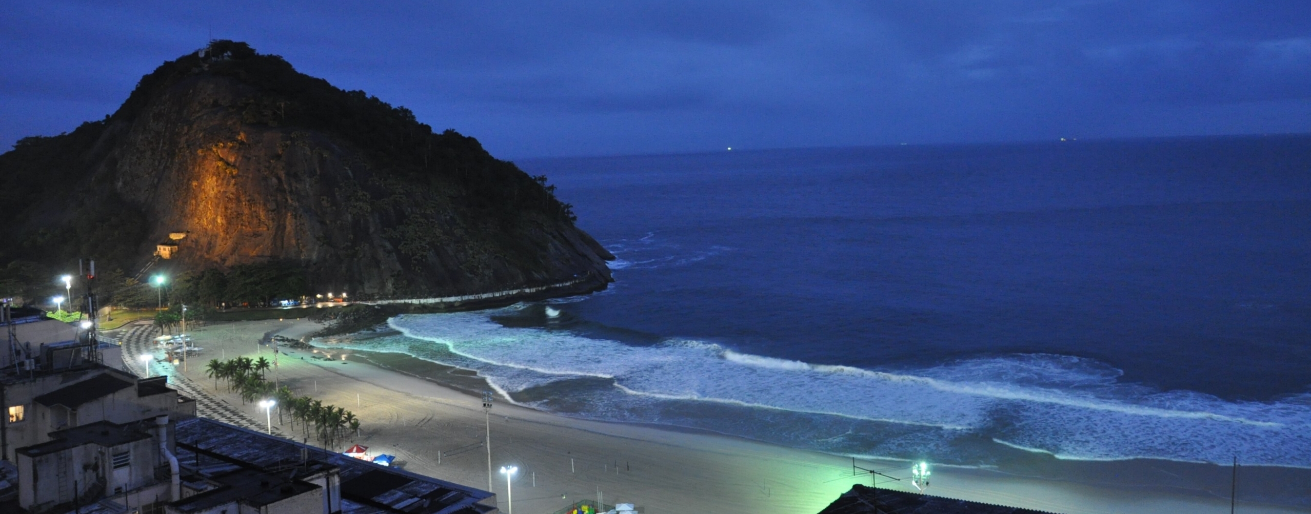 Imagem do Morro do Leme, Noite. Em 12/12/2008 por Jorge Láscar. Disponível em https://commons.wikimedia.org/wiki/File:Lascar_Morro_do_Leme,_Copacabana_(4551769010).jpg